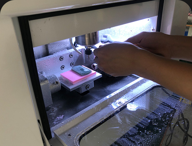 小型自動玉石雕刻機能夠雕刻翡翠牌子嗎