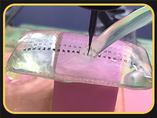 玉石自動(dòng)雕刻機(jī),在琉璃水晶上雕刻文字過(guò)程視頻